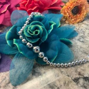 💕NWOT. Lovely sterling silver graduated bead bracelet.💕